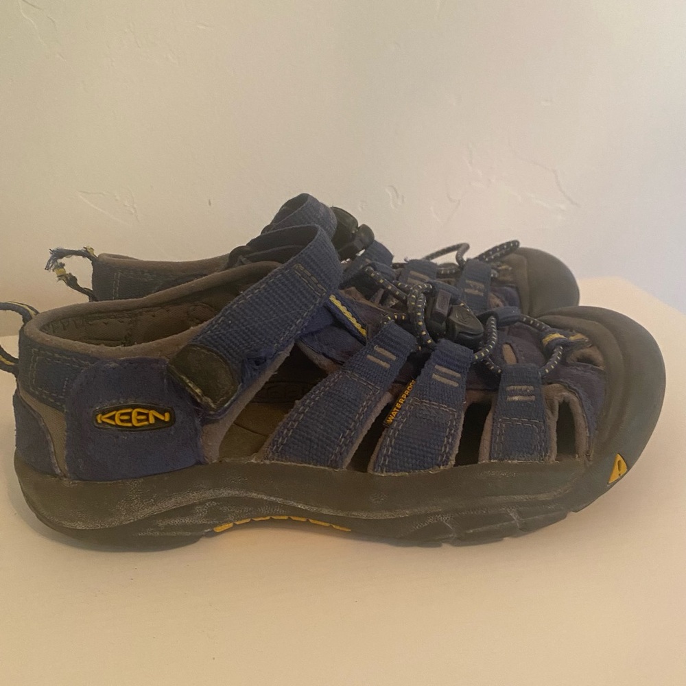 Keen Closed-Toe Athletic Sandals in Navy and Yellow - Size 3